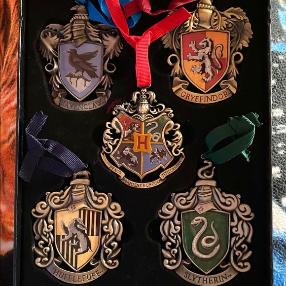 🎄HARRY POTTER ornaments! All 4 houses and Hogwarts. Never used in box - Picture 4 of 15